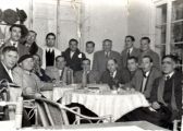 Vecinos con los Inspectores de la Fiscalía de Tasas en 1940